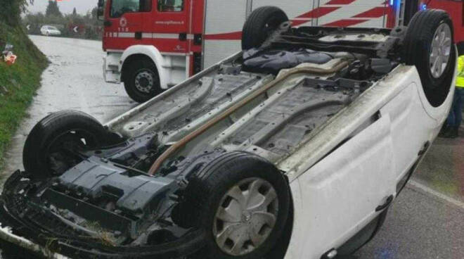 Salò si ribalta in auto con la figlia Anziano soccorso in elicottero