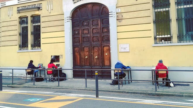 Brescia studenti in protesta fanno lezione fuori dal Calini e Gambara