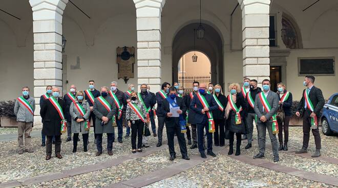 protesta dei sindaci in prefettura