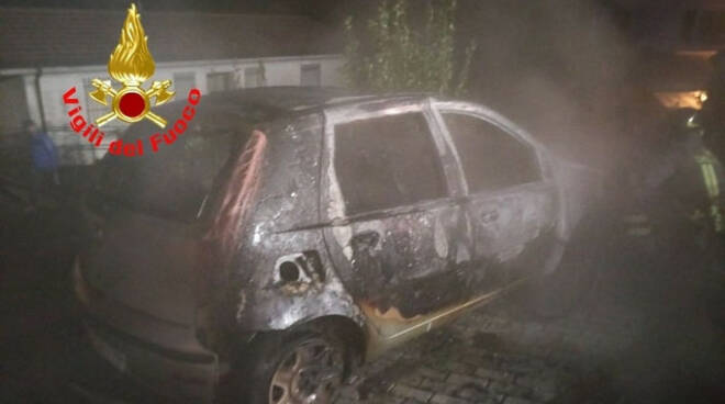 Vobarno Vvf tra auto in fiamme e il corpo senza vita di un uomo