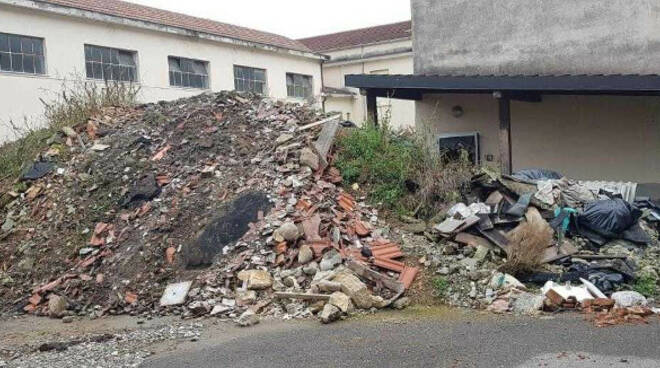 Adro dal cortile della vecchia spunta spunta una discarica abusiva