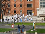 Brescia ingresso del Civile il quarto flash mob di medici e infermieri