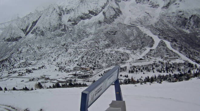 Maltempo e metri di neve chiuso il transito al passo del Tonale