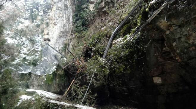 Neve e caduta massi: chiusa la Strada della Forra sul Garda