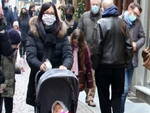 coronavirus mascherina shopping gente strada