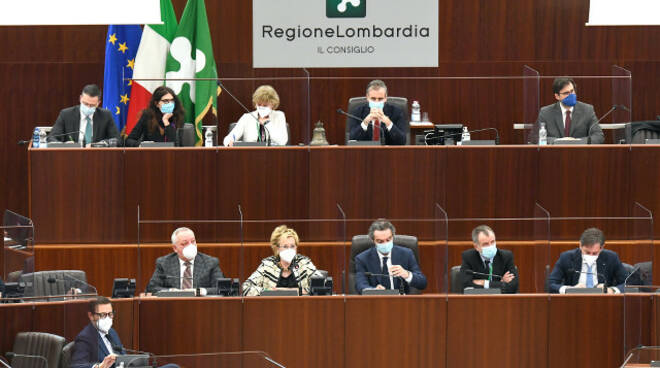 Lombardia respinta mozione di sfiducia contro governatore Fontana