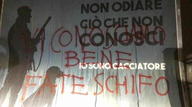 manifesto cacciatori danneggiato