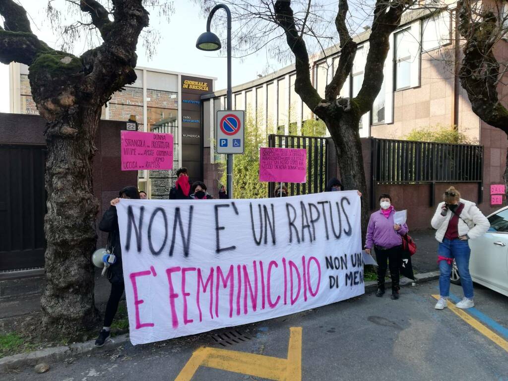 "Basta Narrazioni tossiche": la protesta di Non Una di Meno davanti al Giornale di Brescia