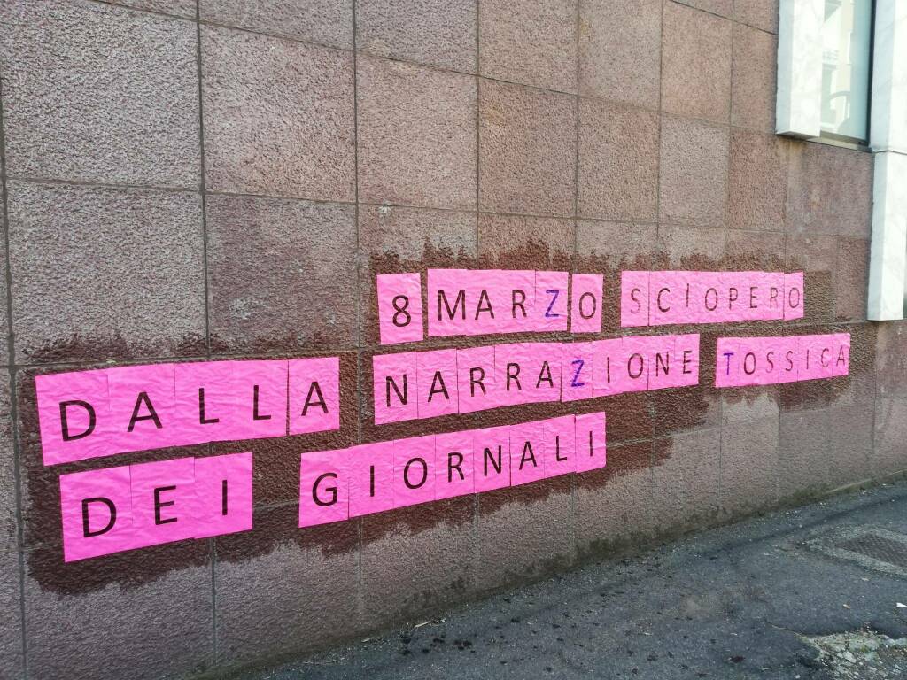 "Basta Narrazioni tossiche": la protesta di Non Una di Meno davanti al Giornale di Brescia