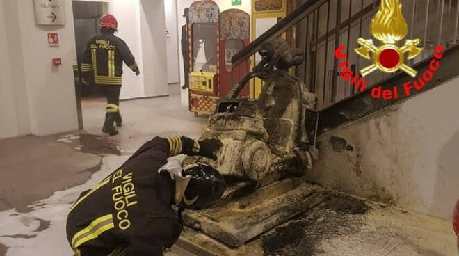 Darfo in fiamme una giostra del centro commerciale Adamello