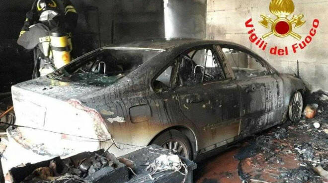 Rovato auto in fiamme nel garage arrivano i vigili del fuoco