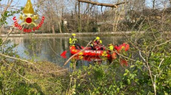 Vigili del fuoco sommozzatori impegnati nel fiume Oglio a Palazzolo