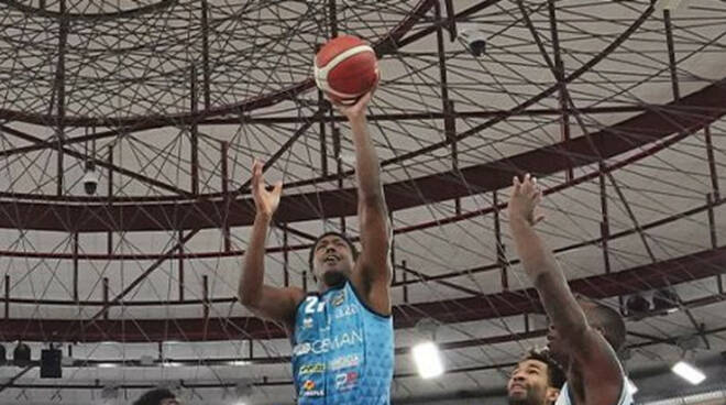 Basket serie A Brescia perde anche contro Cantù spettro retrocessione