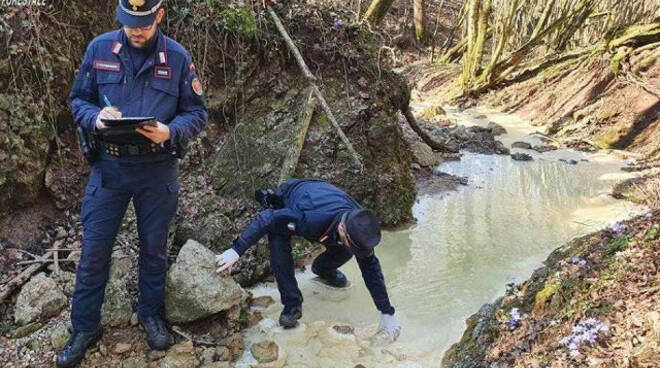 Odolo forestali sequestrano discarica abusiva nel torrente