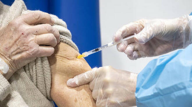 Vaccino antiCovid quasi 800 over 80 autoconvocati agli hub bresciani