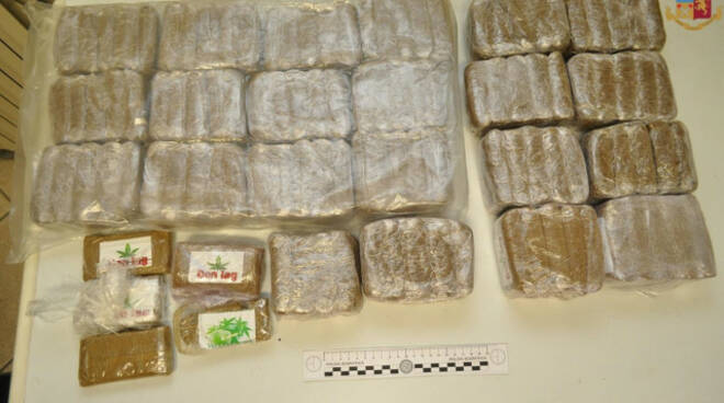 Brescia 12 chili di hashish e serra con piante di marijuana due arresti