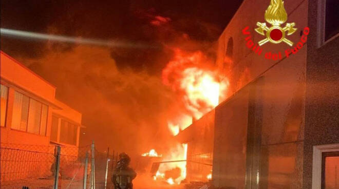 Carpenedolo vasto incendio in capannone distrutto magazzino cinese