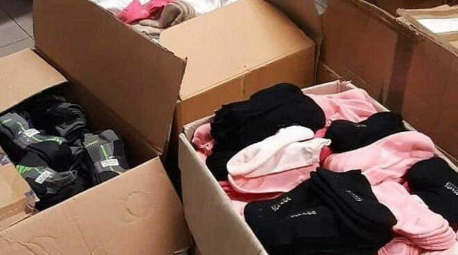 Coccaglio carichi di calze contraffatte e hashish Polizia opera