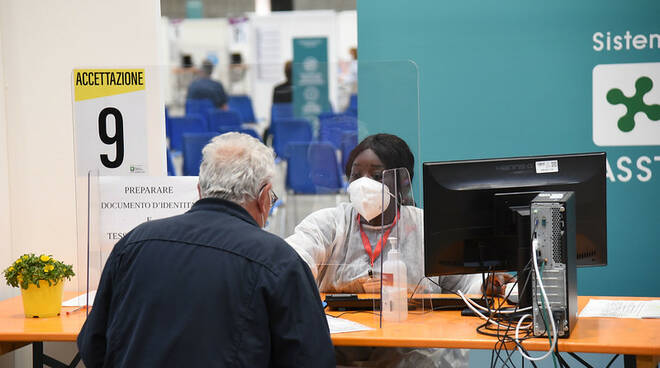 Covid coronavirus vaccino vaccini hub Fiera Brescia