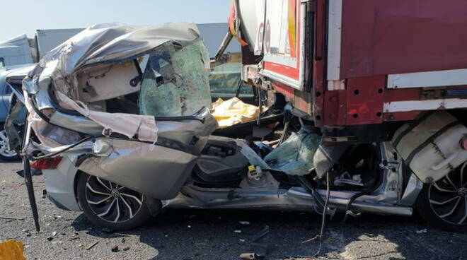 A21 a Piacenza bresciano in auto muore dopo aver tamponato camion