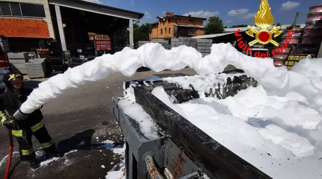 capriano, rogo in cortile di azienda