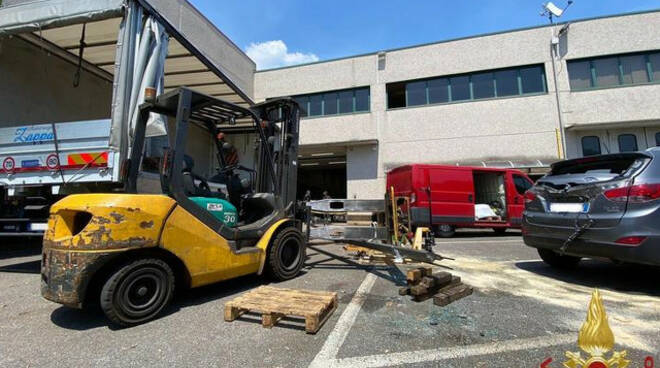 Gorle Bg camionista bresciano travolto da lastre di acciaio è grave