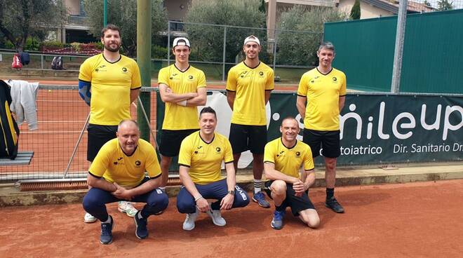  La formazione di Serie C dell'Associazione Tennis Desenzano. Da sinistra, in alto: Massimo Mattinzoli, Andrea Uberti, Pietro Mugelli, Damiano Saggioro. In basso: Alfio Raffaele Rovida, Matteo Milazzotto, Marco Brugnoli