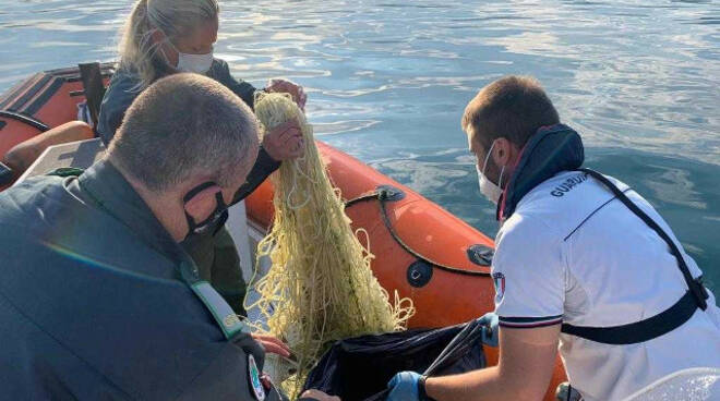 Manerba recuperati nel Garda 2 km di rete killer vicino Isola dei Conigli