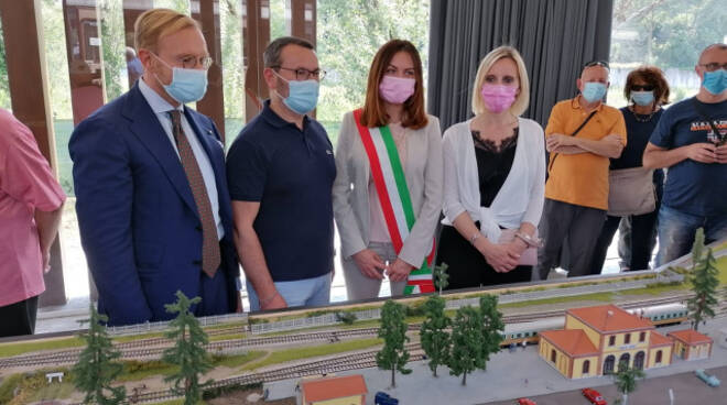 Paratico è tornato il treno storico a vapore E aperto plastico ferroviario