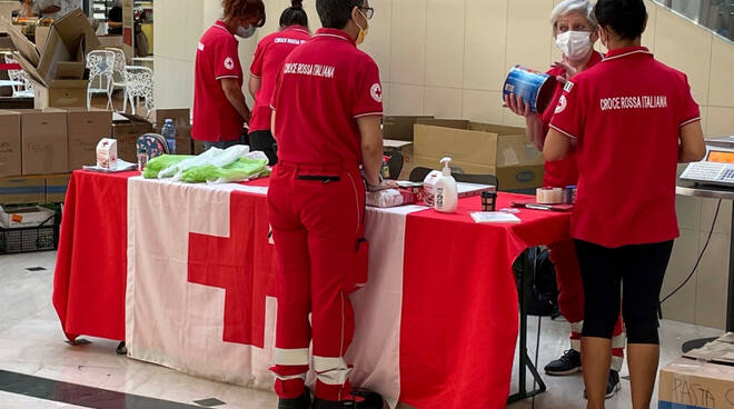 Croce Rossa raccolta alimentare centro commerciale Il Leone Lonato