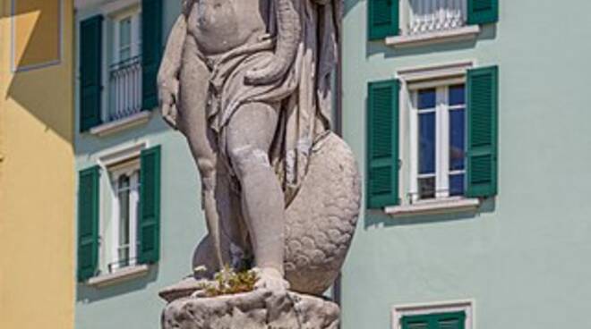 statua abbondanza piazza mercato