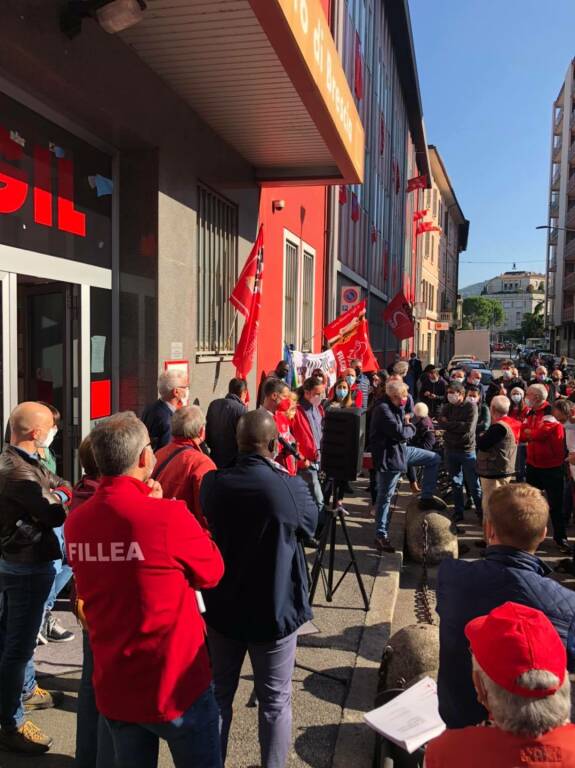 Cgil Camera del Lavoro solidarietà dopo l'attacco fasciata a roma