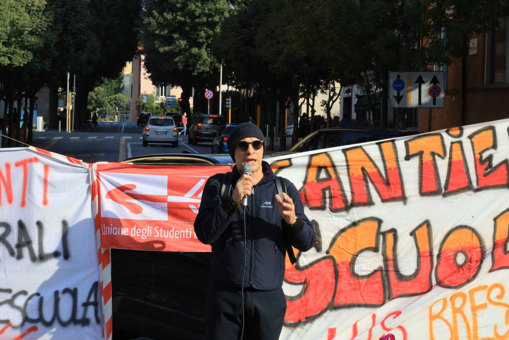 Manifestazione stazione Unione studenti Brescia presidio trasporti 23 ottobre 2021