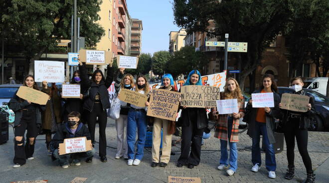 Manifestazione stazione Unione studenti Brescia presidio trasporti 23 ottobre 2021