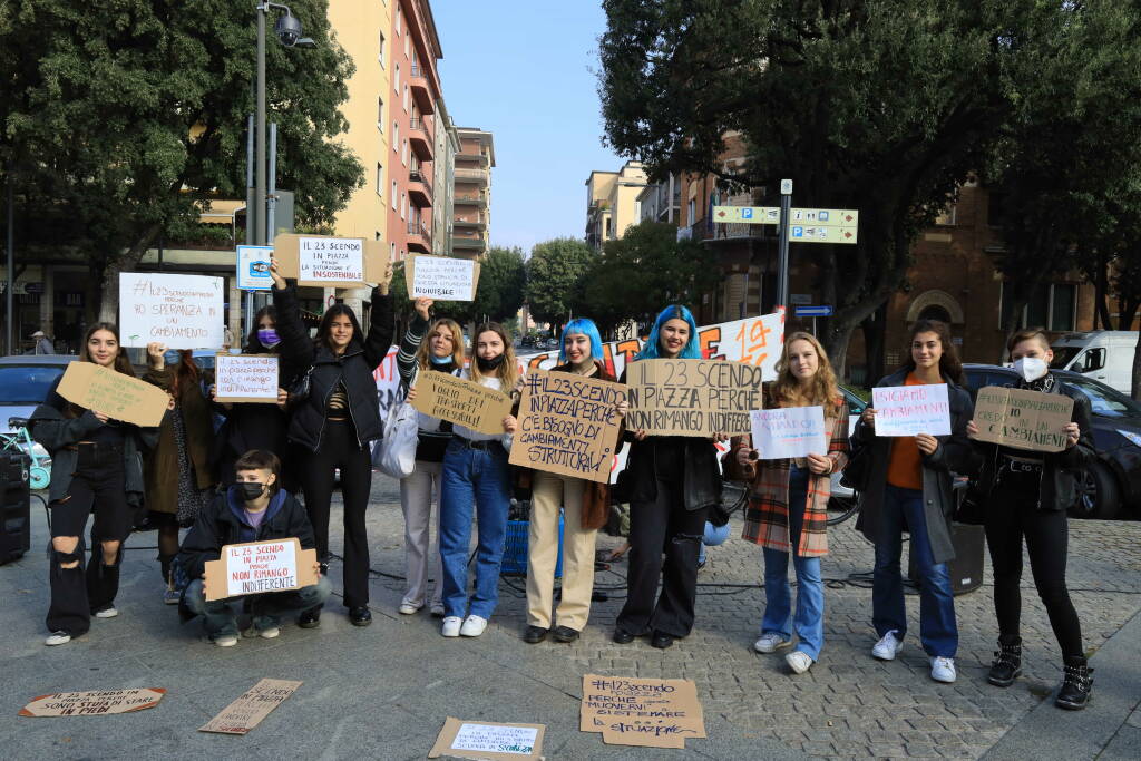 Manifestazione stazione Unione studenti Brescia presidio trasporti 23 ottobre 2021