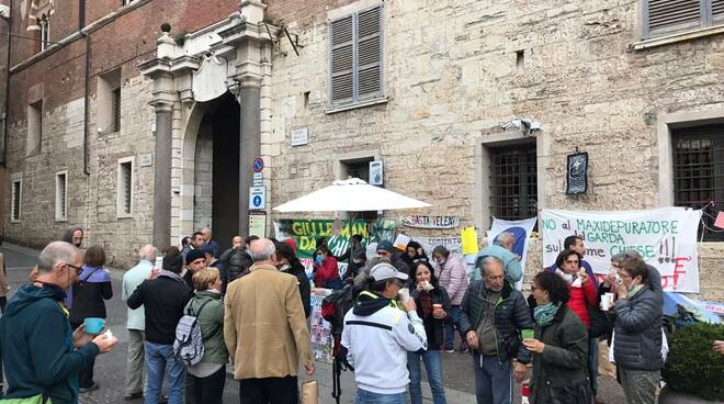 Presidio ambientalisti Broletto depuratore Garda