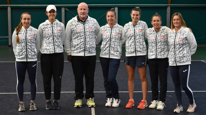 Tennis Bal Lumezzane da sinistra: Eleonora Canovi, Rubina De Ponti, Alberto Paris (capitano), Anastasia Piangerelli, Chiara Catini, Ylena In-Albon ed Elisa Belleri (vice cap.) (foto GAME)