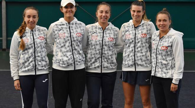 Tennis  Il quintetto della Bal Lumezzane. Da sinistra: Eleonora Canovi, Rubina De Ponti, Anastasia Piangerelli, Chiara Catini e Ylena In-Albon (foto GAME)