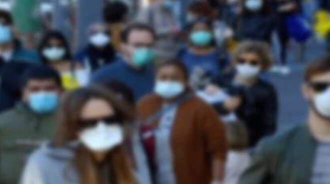 mascherine covid coronavirus gente strade centro