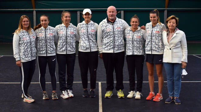 Tennis Lumezzane Da sinistra: Elisa Belleri, Eleonora Canovi, Anastasia Piangerelli, Rubina De Ponti, Alberto Paris (capitano), Ylena In-Albon, Chiara Catini e Nerina Bugatti, presidente (foto GAME).