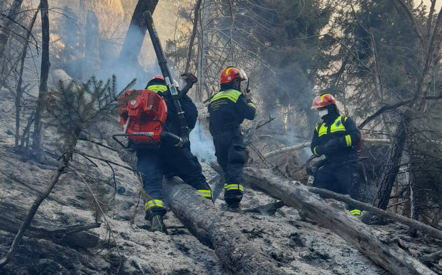 incendio rogo Maniva volontari vigili del fuoco