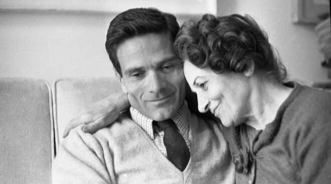 Vittorio La Verde (1965) Pier Paolo Pasolini con la mamma Susanna Colussi nella casa di via Eufrate 9 a Roma