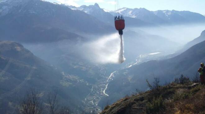 elicottero incendio fiamme rogo Berzo Demo