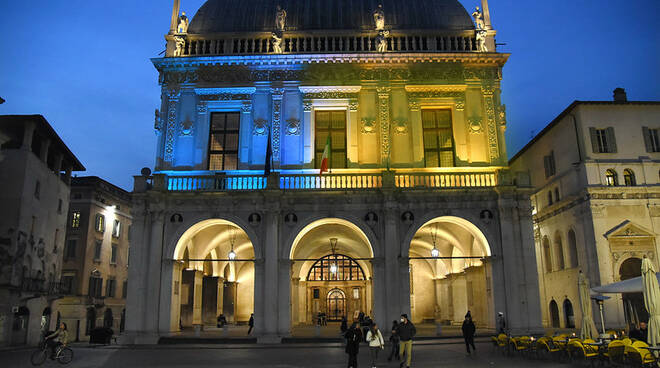 Ucraina, palazzo loggia illuminato colori bandiera