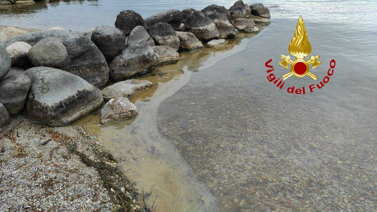 Manerba Porto Torchio chiazza combustibile inquinamento lago di Garda