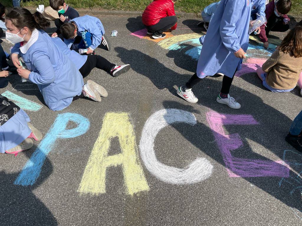 Pontevico, i ragazzi colorano di Pace il cortile della Rsa