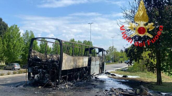 Roccafranca brucia Pullman studenti rogo incendio vigili del fuoco