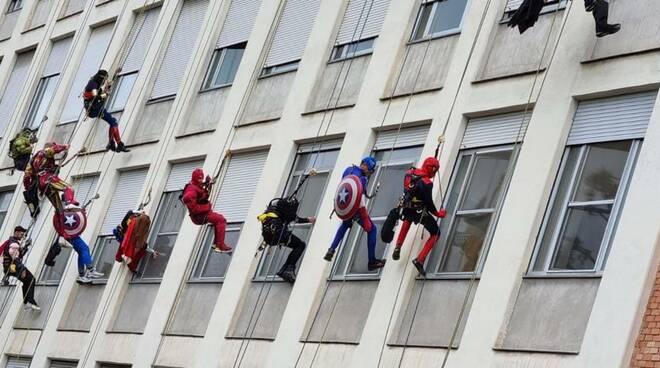 Supereroi acrobati fan visita ai bambini ricoverati al Civile