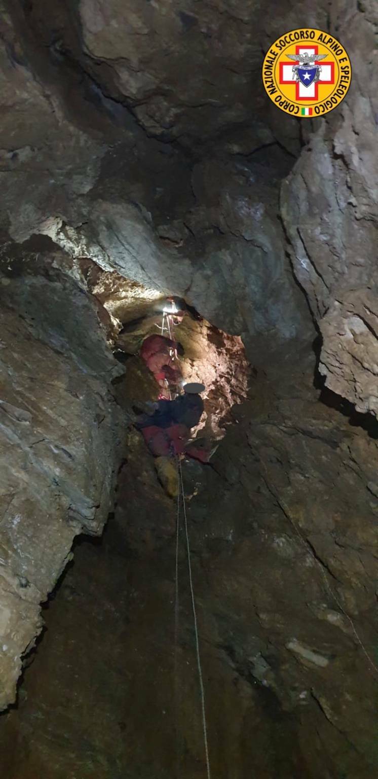 Brione grotta Fierrarol Vesalla speleologo bloccato soccorso 