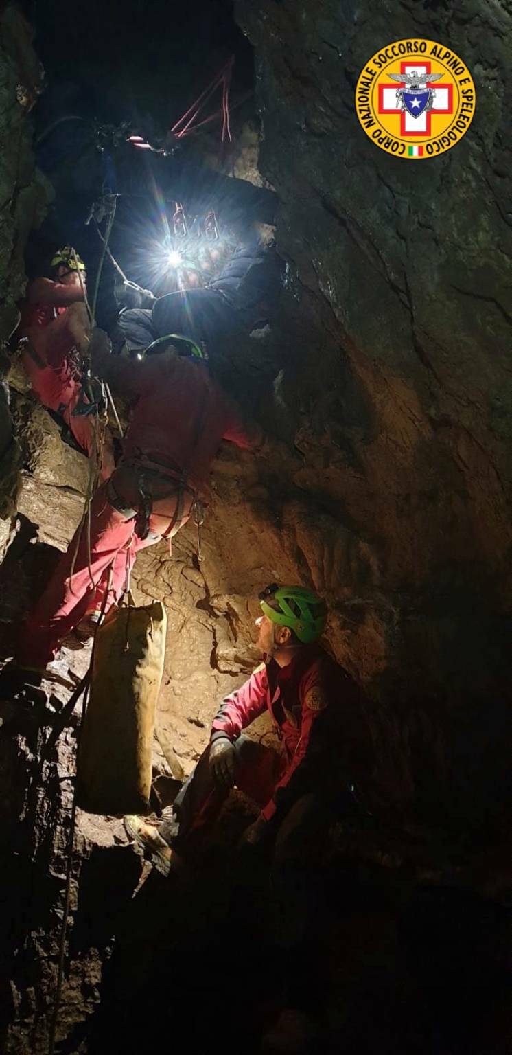 Brione grotta Fierrarol Vesalla speleologo bloccato soccorso 